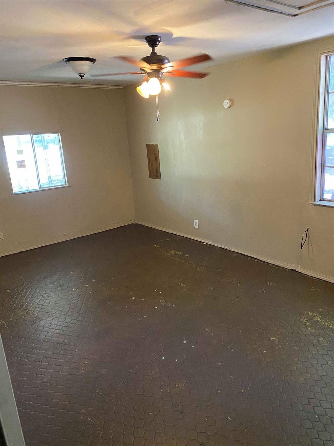 1409 W San Antonio St, Lockhart, TX 78644