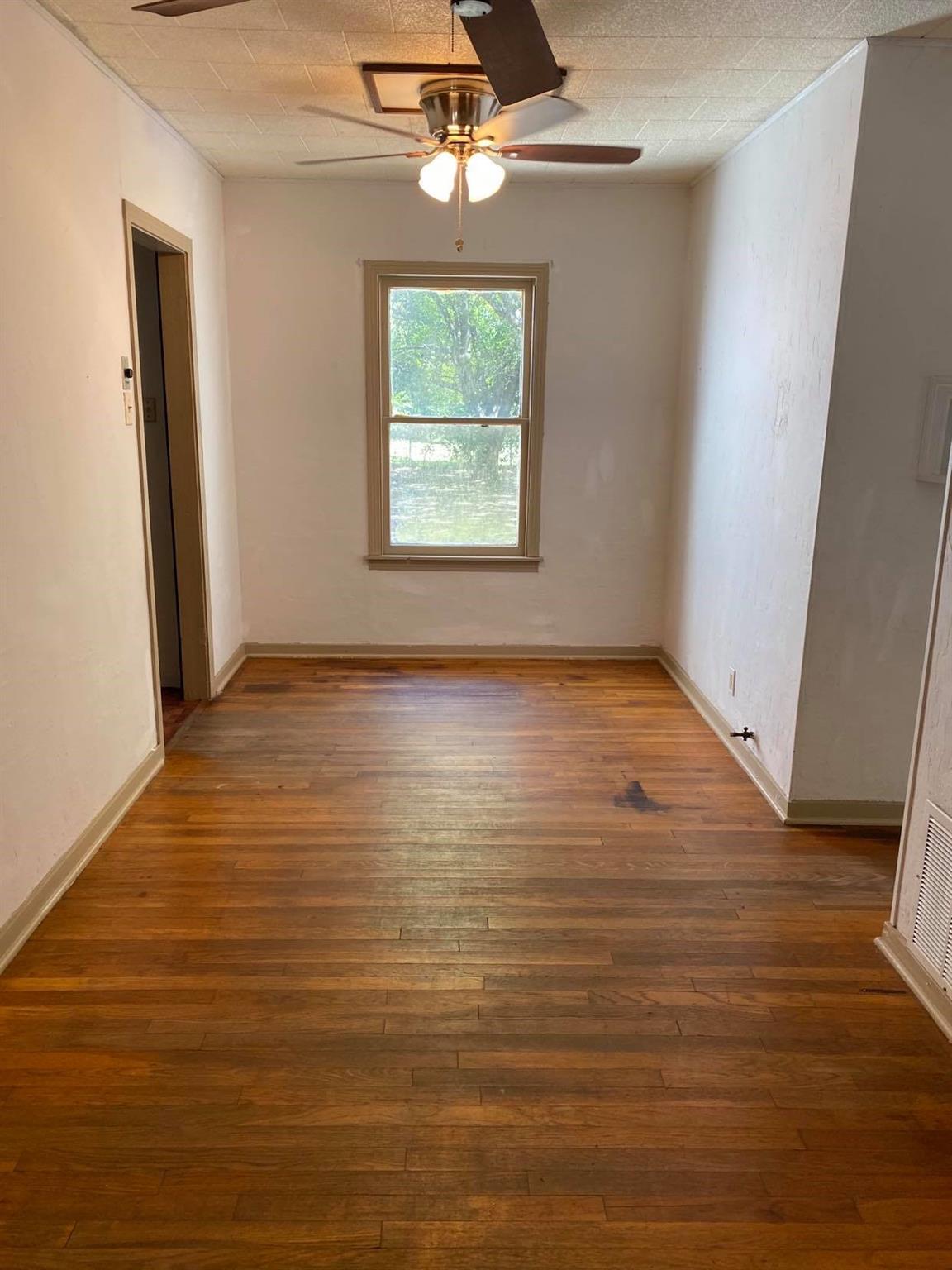 1409 W San Antonio St, Lockhart, TX 78644