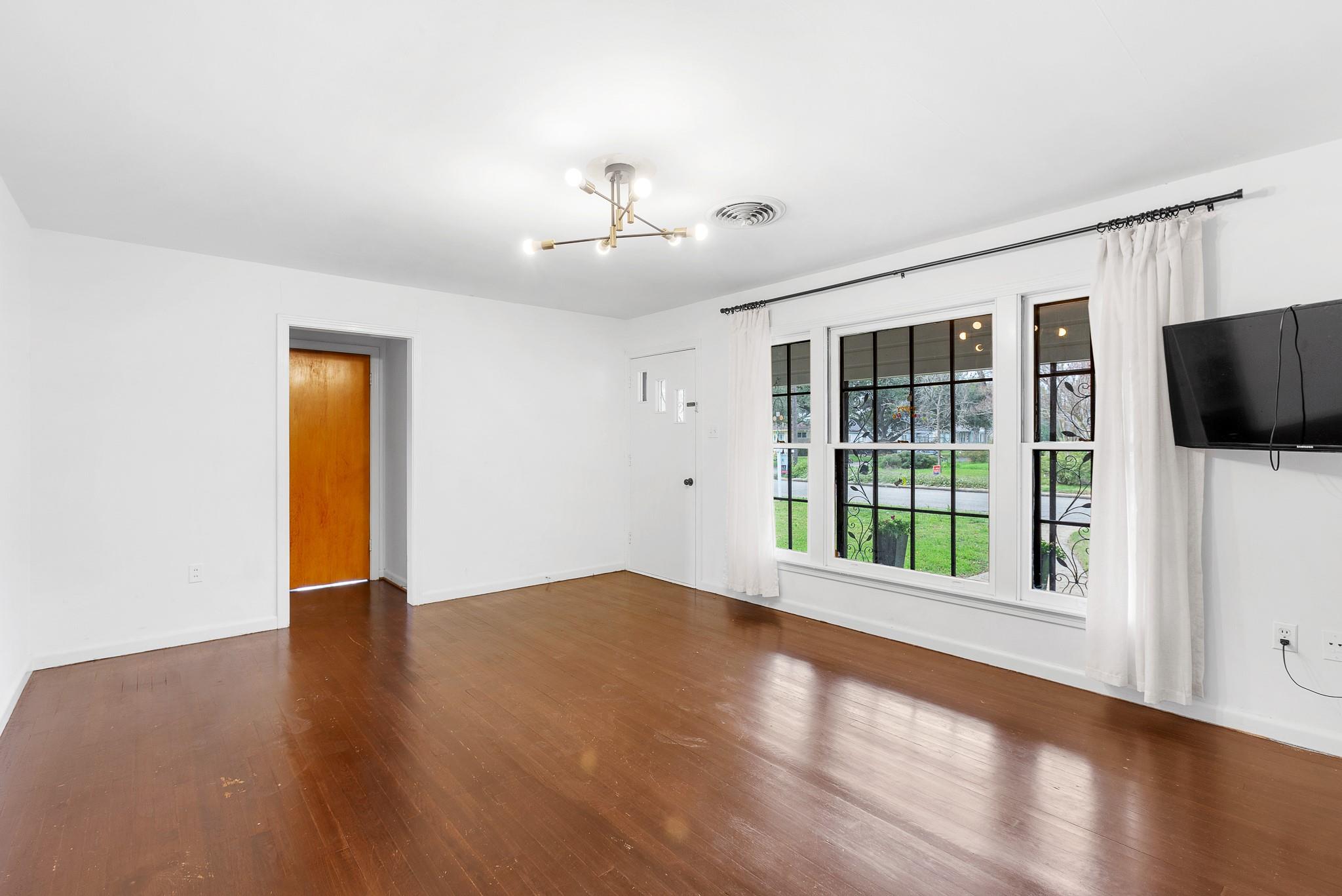 803 Peach St, Seguin, TX 78155