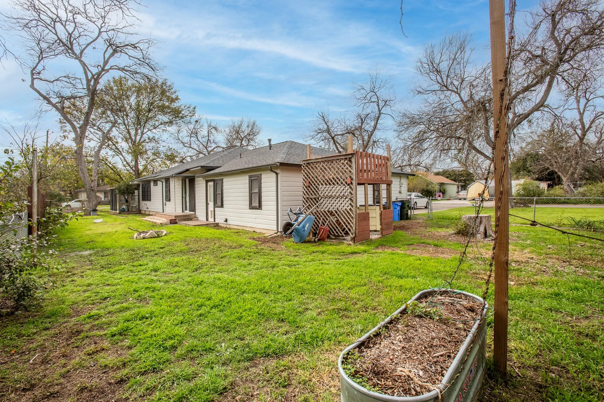 803 Peach St, Seguin, TX 78155
