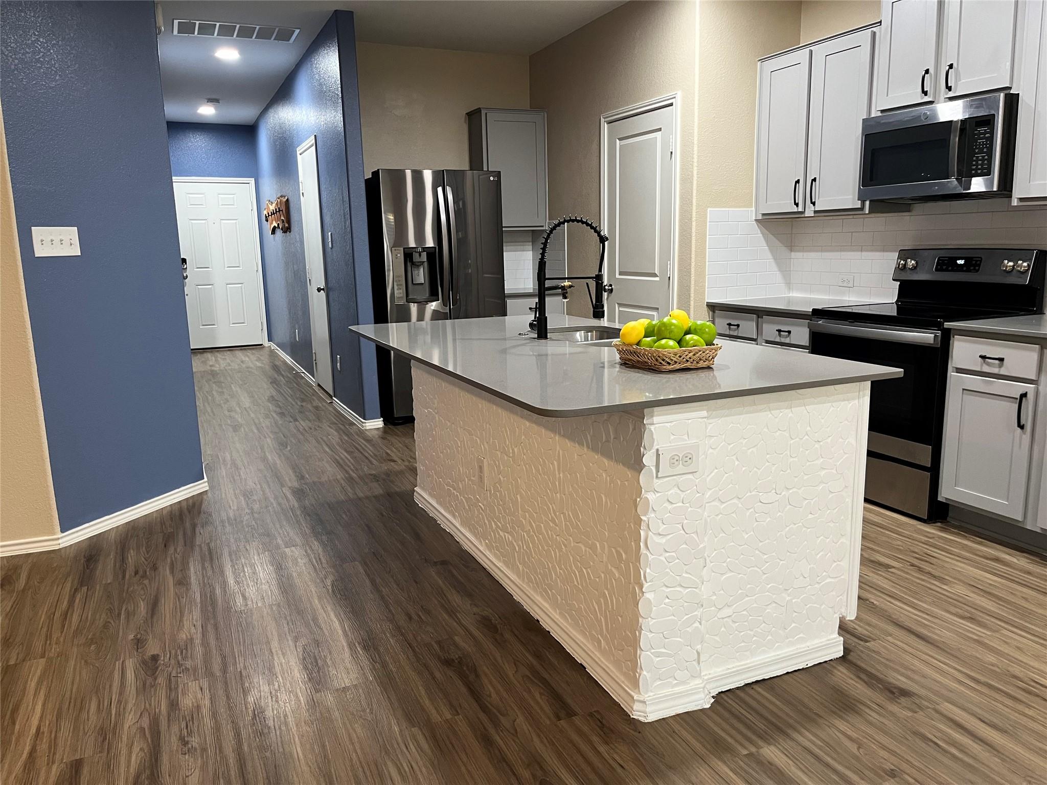 104 Granville Ct, Jarrell, TX 76537