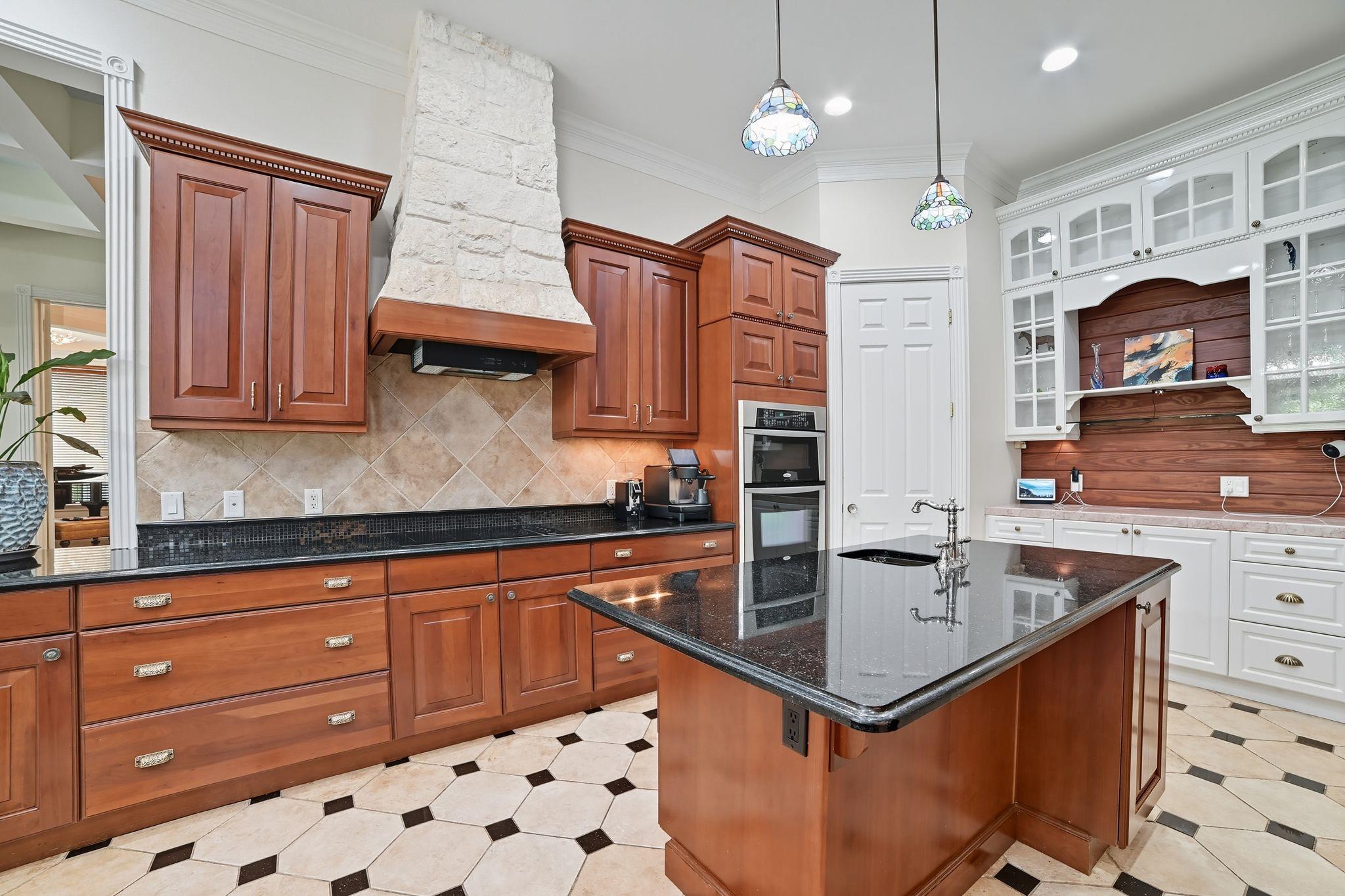 500 Konstanty Cir, West Lake Hills, TX 78746