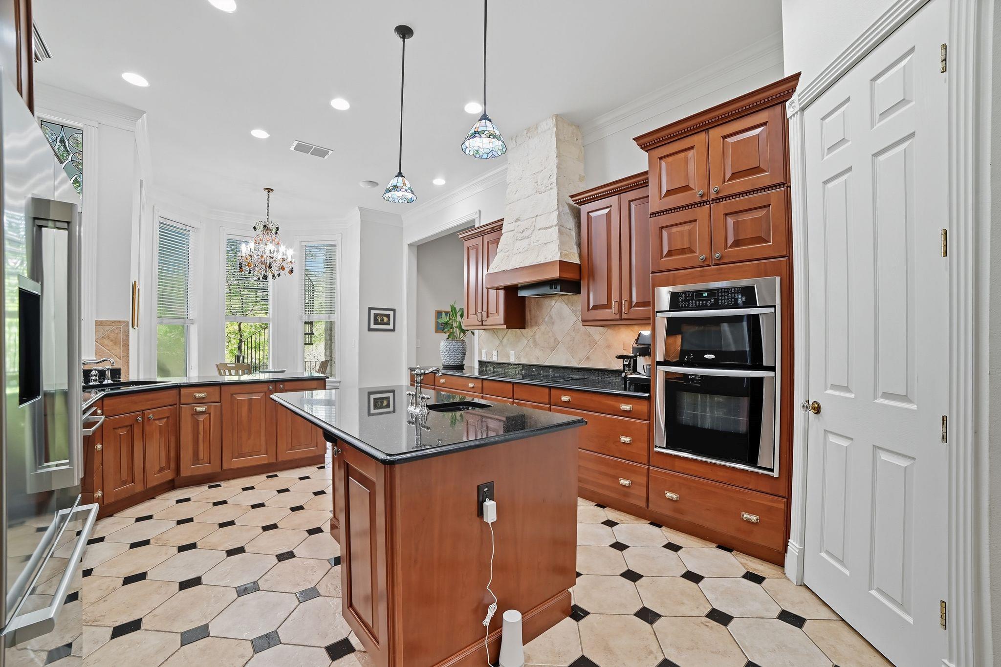 500 Konstanty Cir, West Lake Hills, TX 78746