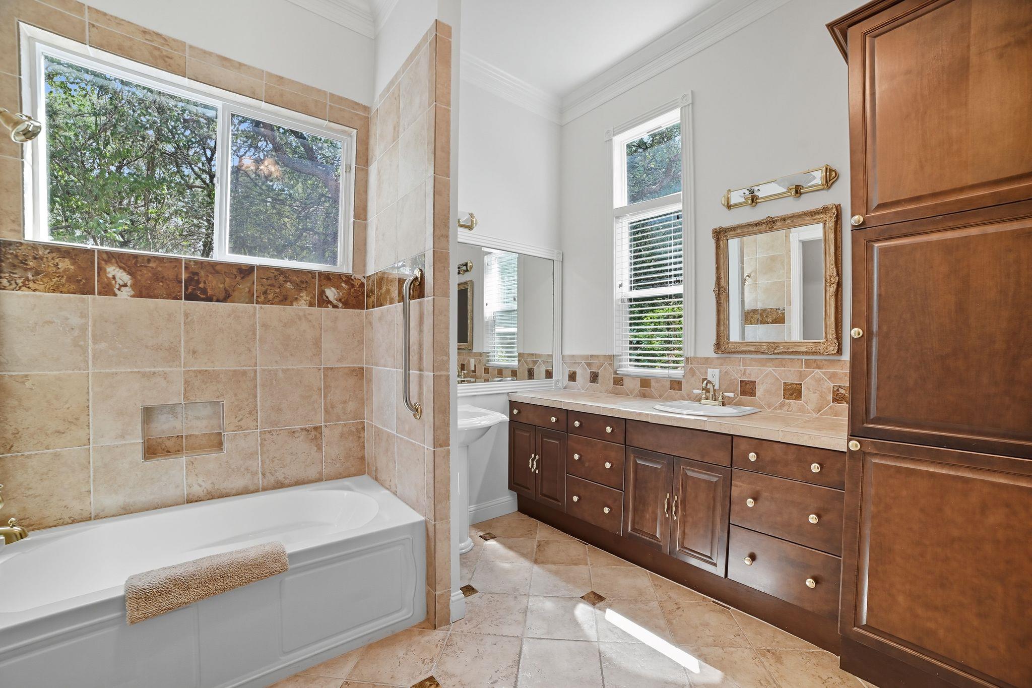 500 Konstanty Cir, West Lake Hills, TX 78746