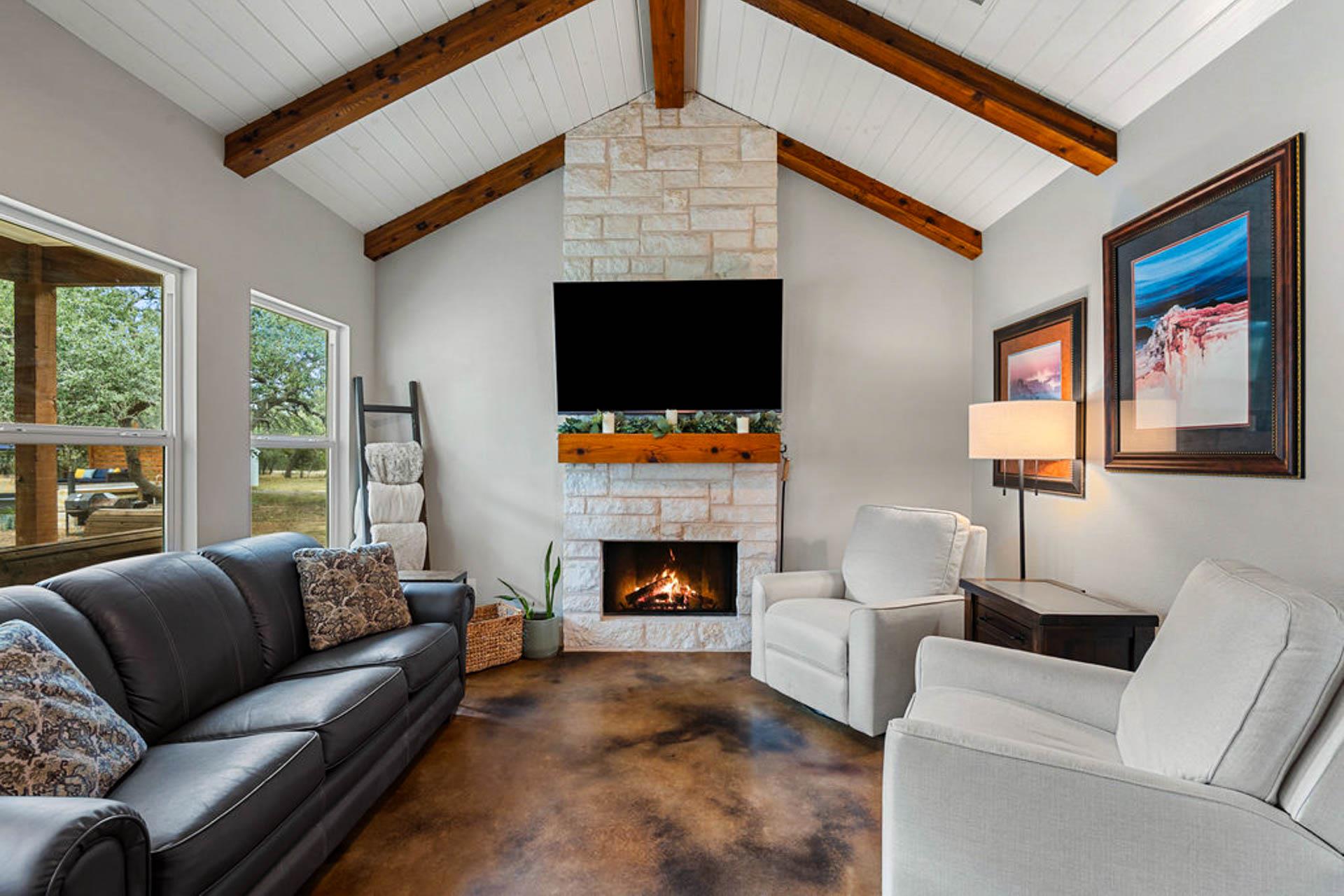 820 Glen Crest Dr, Blanco, TX 78606