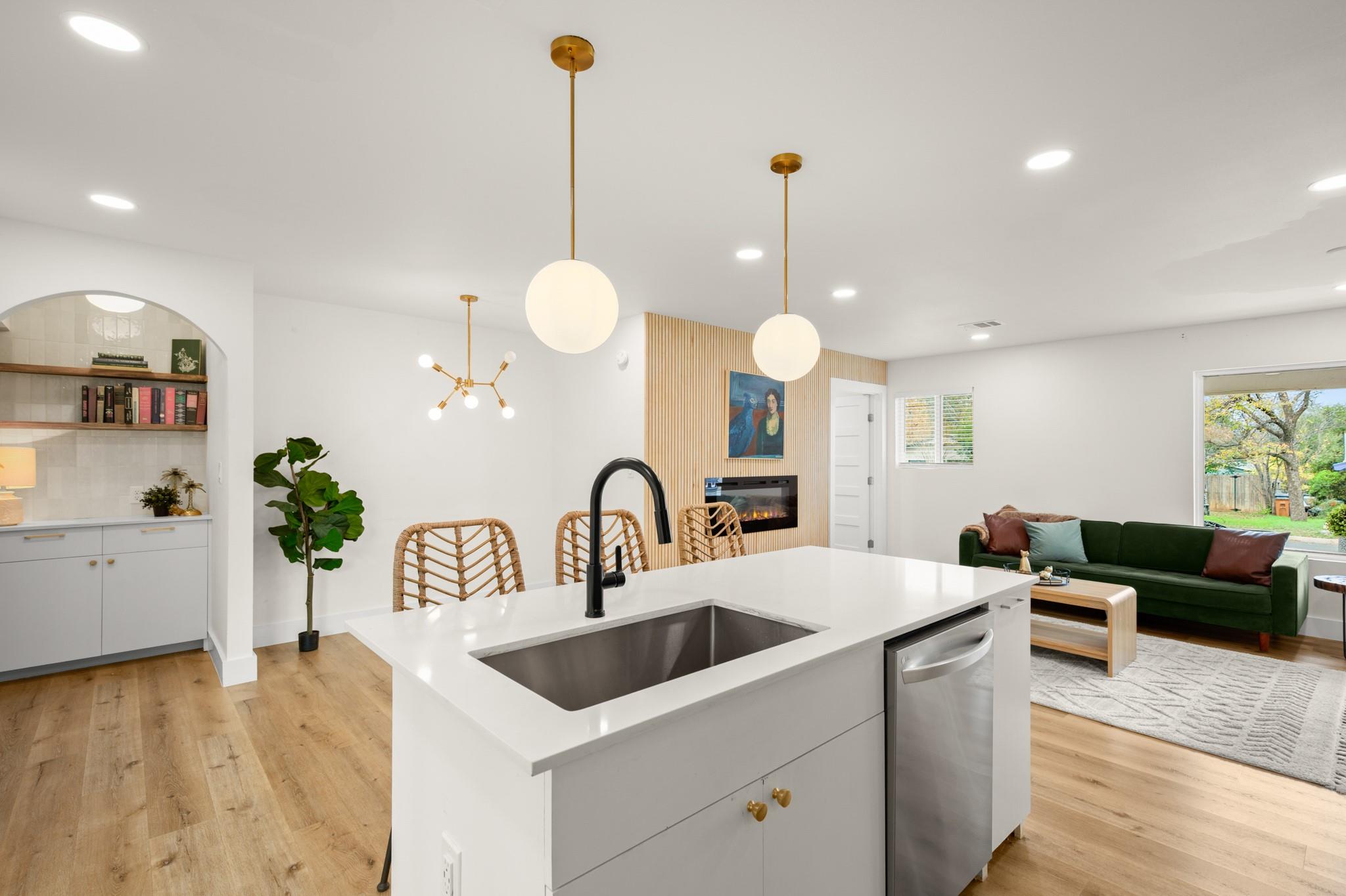 207 White Oak Dr, Austin, TX 78753