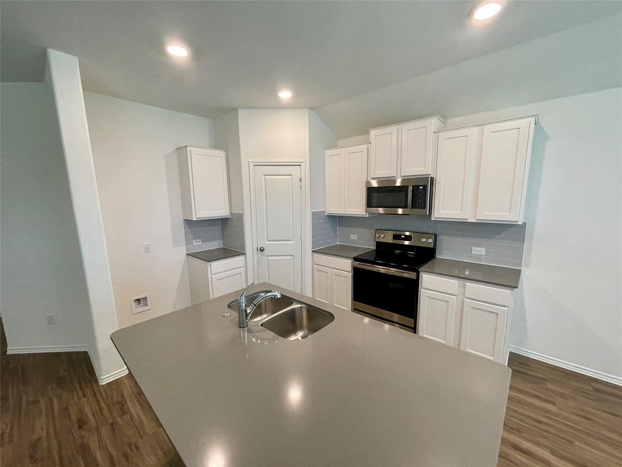 107 Sophora Dr, Hutto, TX 78634