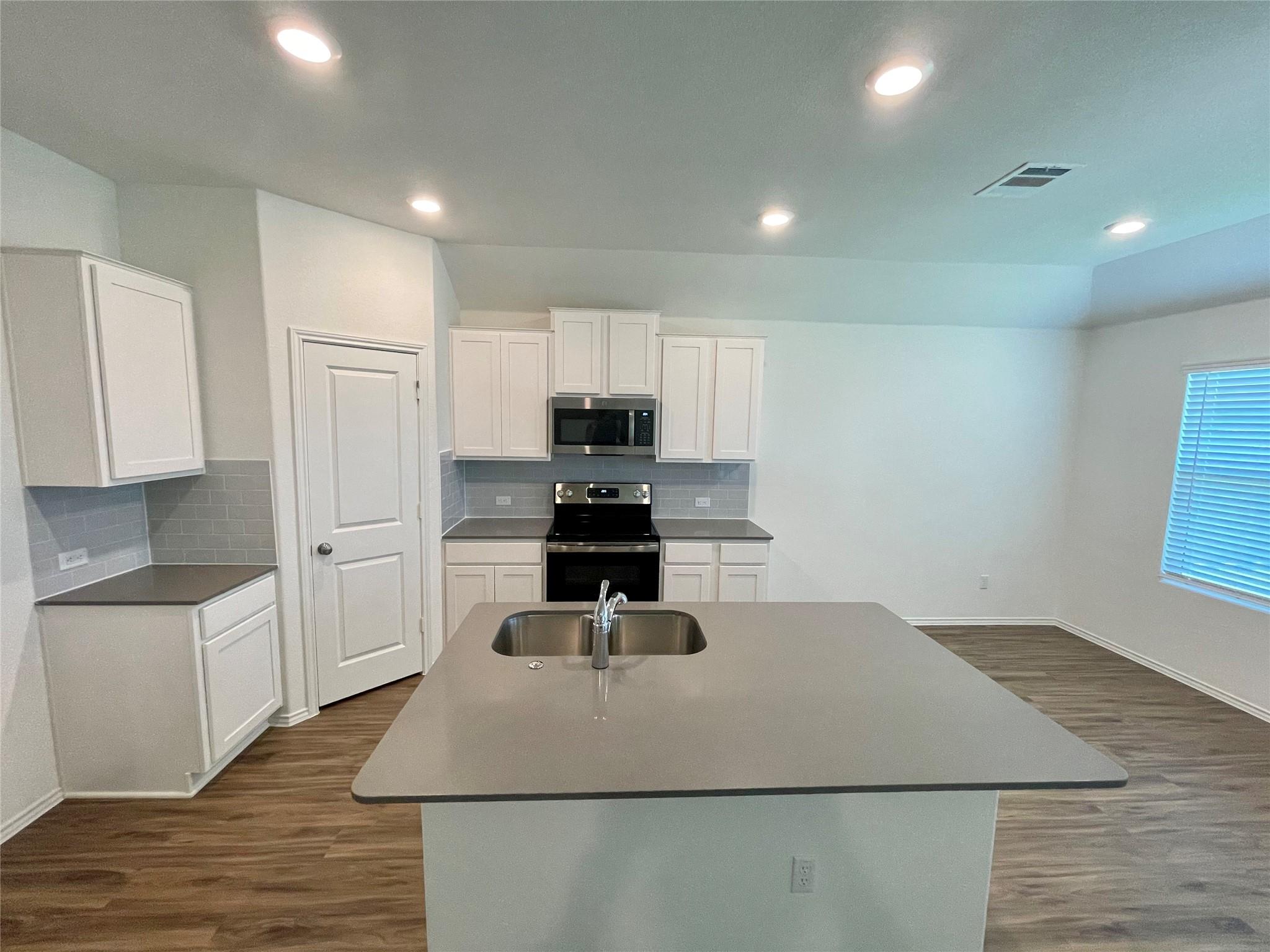 107 Sophora Dr, Hutto, TX 78634