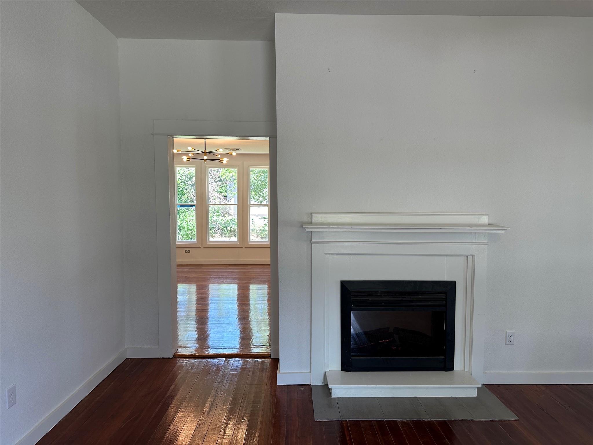 561 S Chambers St, Giddings, TX 78942