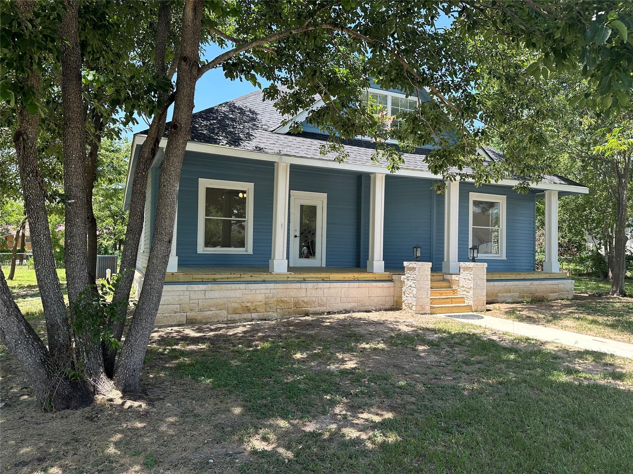 561 S Chambers St, Giddings, TX 78942
