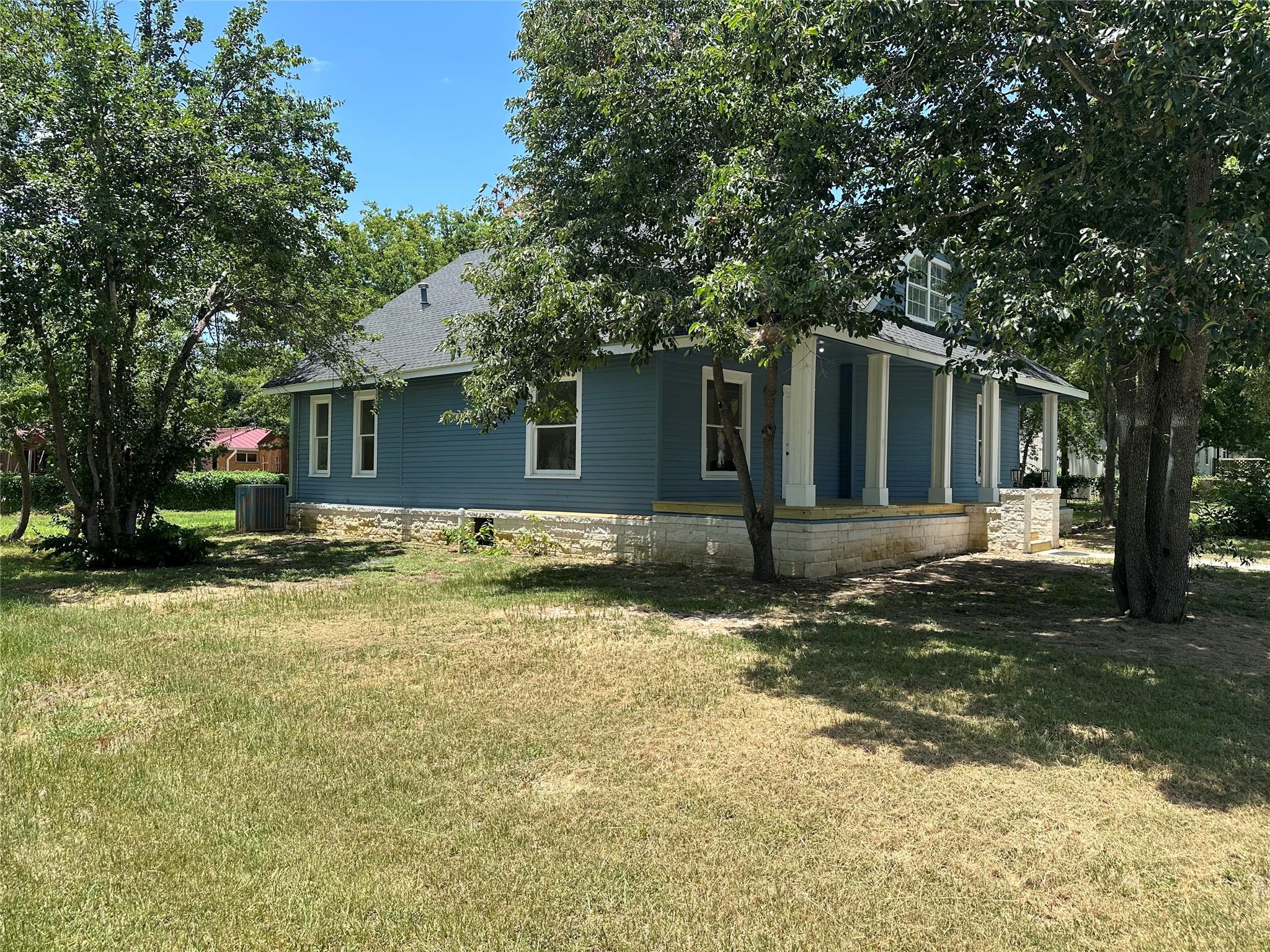 561 S Chambers St, Giddings, TX 78942
