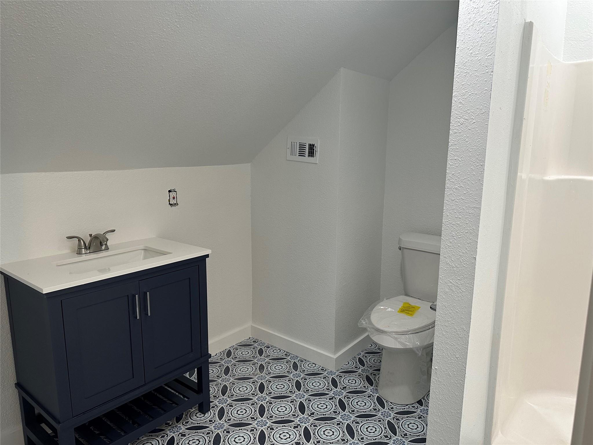 561 S Chambers St, Giddings, TX 78942