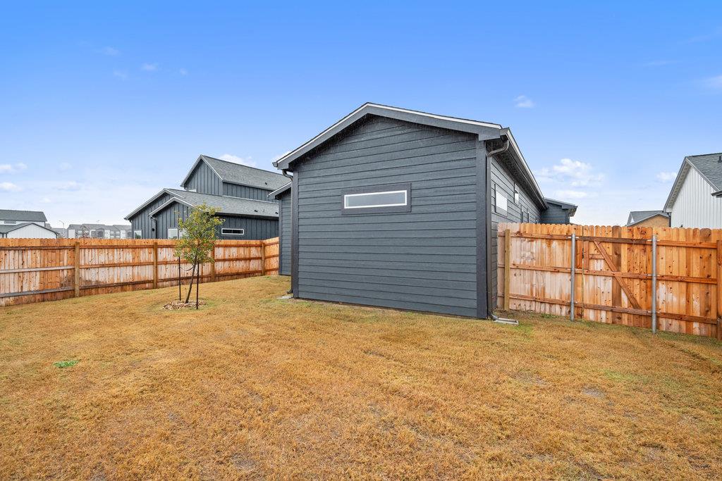 2027 Applewood Dr, Lockhart, TX 78644