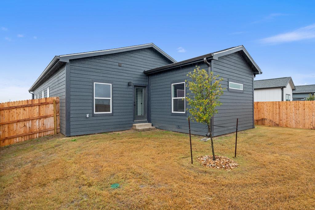 2027 Applewood Dr, Lockhart, TX 78644