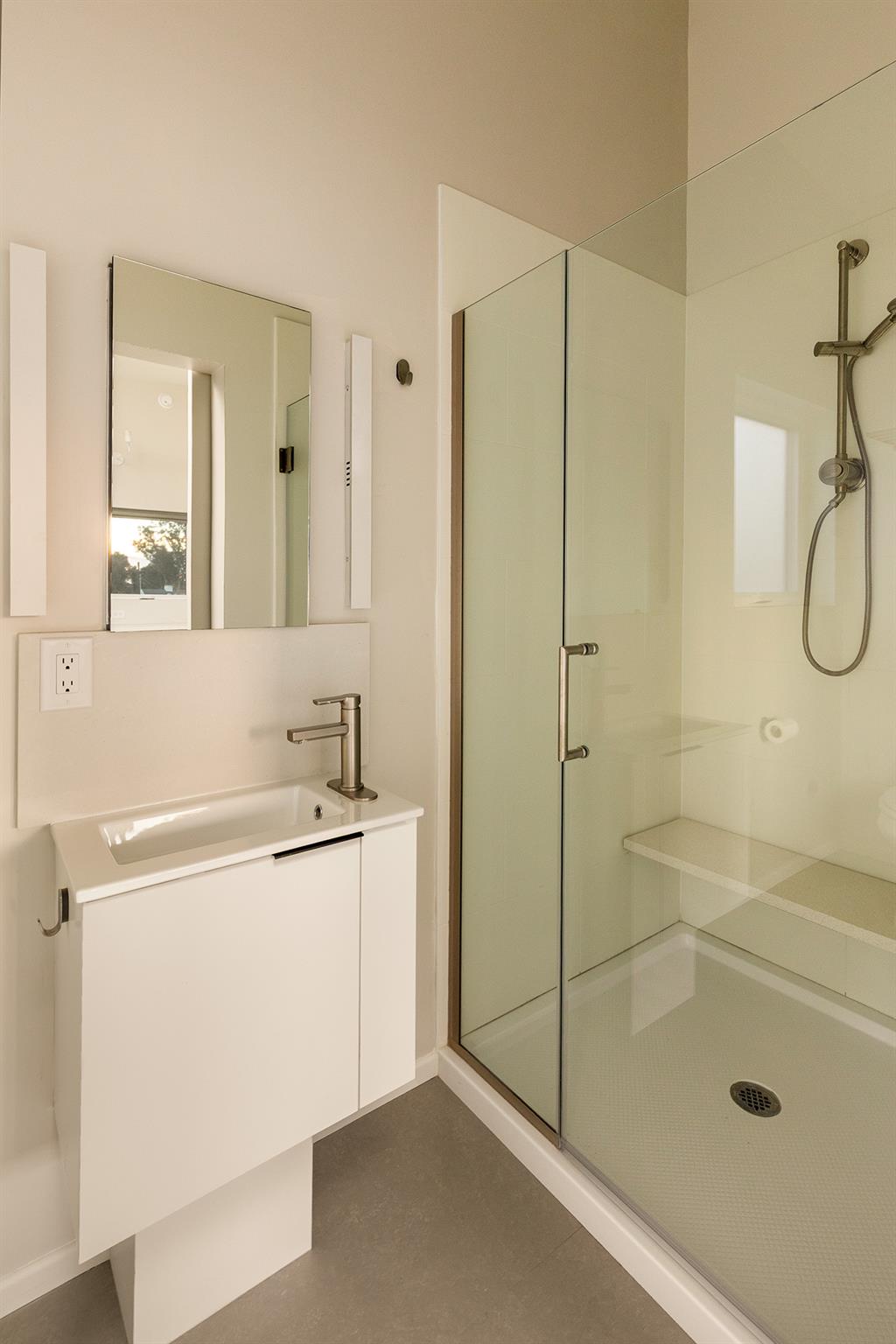 161 N Garden St, Out of State, CA 93001