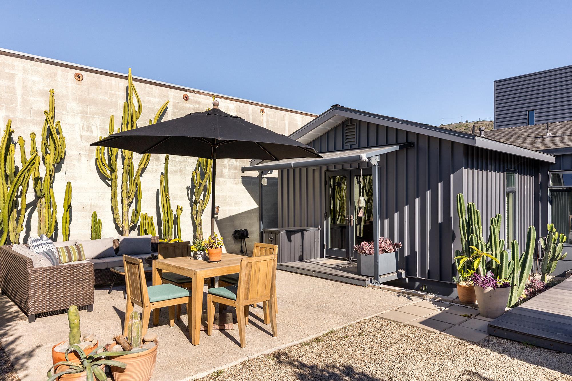 161 N Garden St, Out of State, CA 93001