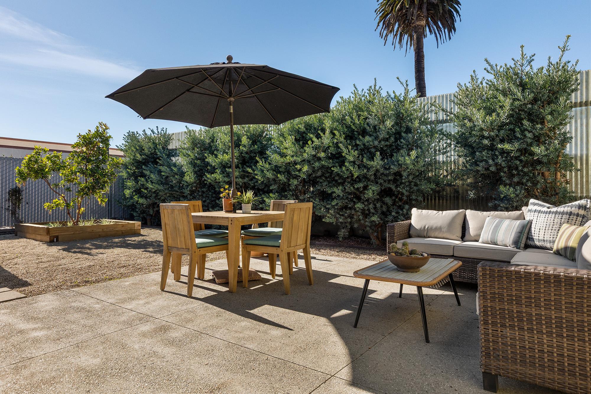 161 N Garden St, Out of State, CA 93001