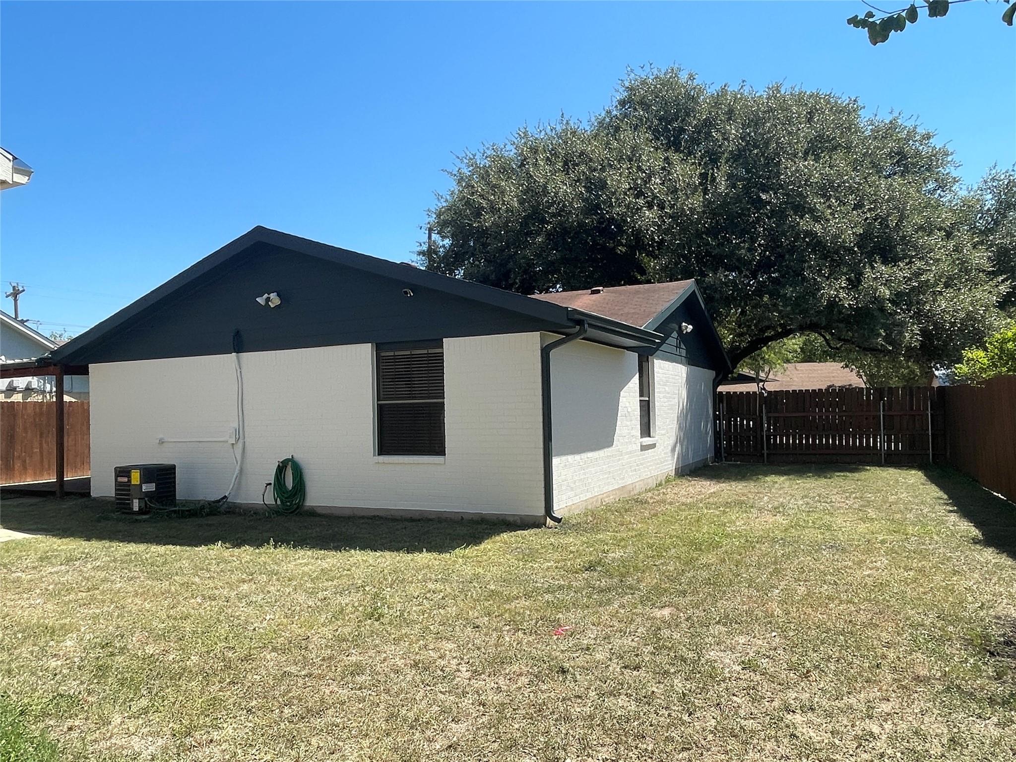 1303 Pendergrass St, Lockhart, TX 78644