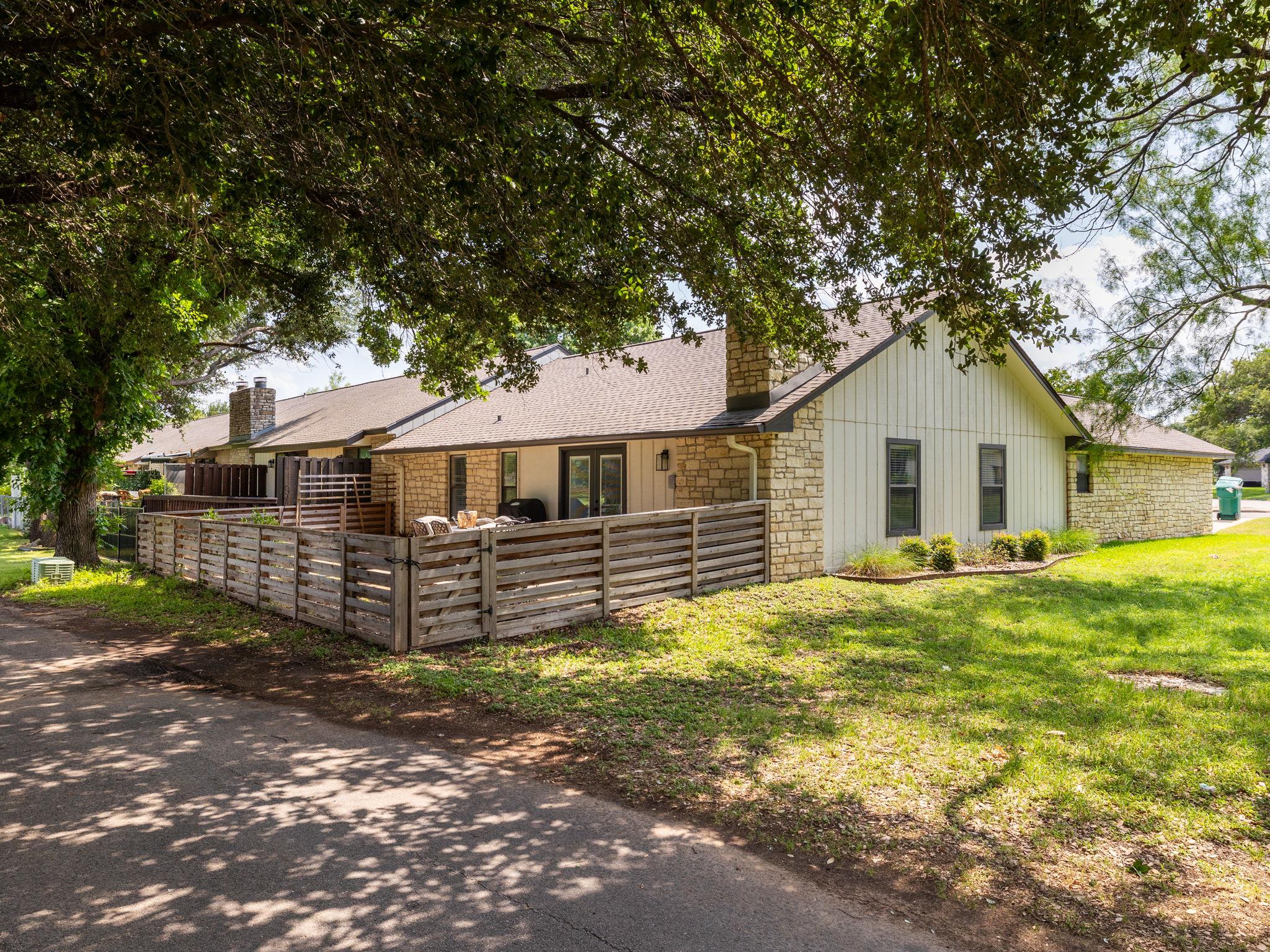 26 Fairway Ln, Meadowlakes, TX 78654