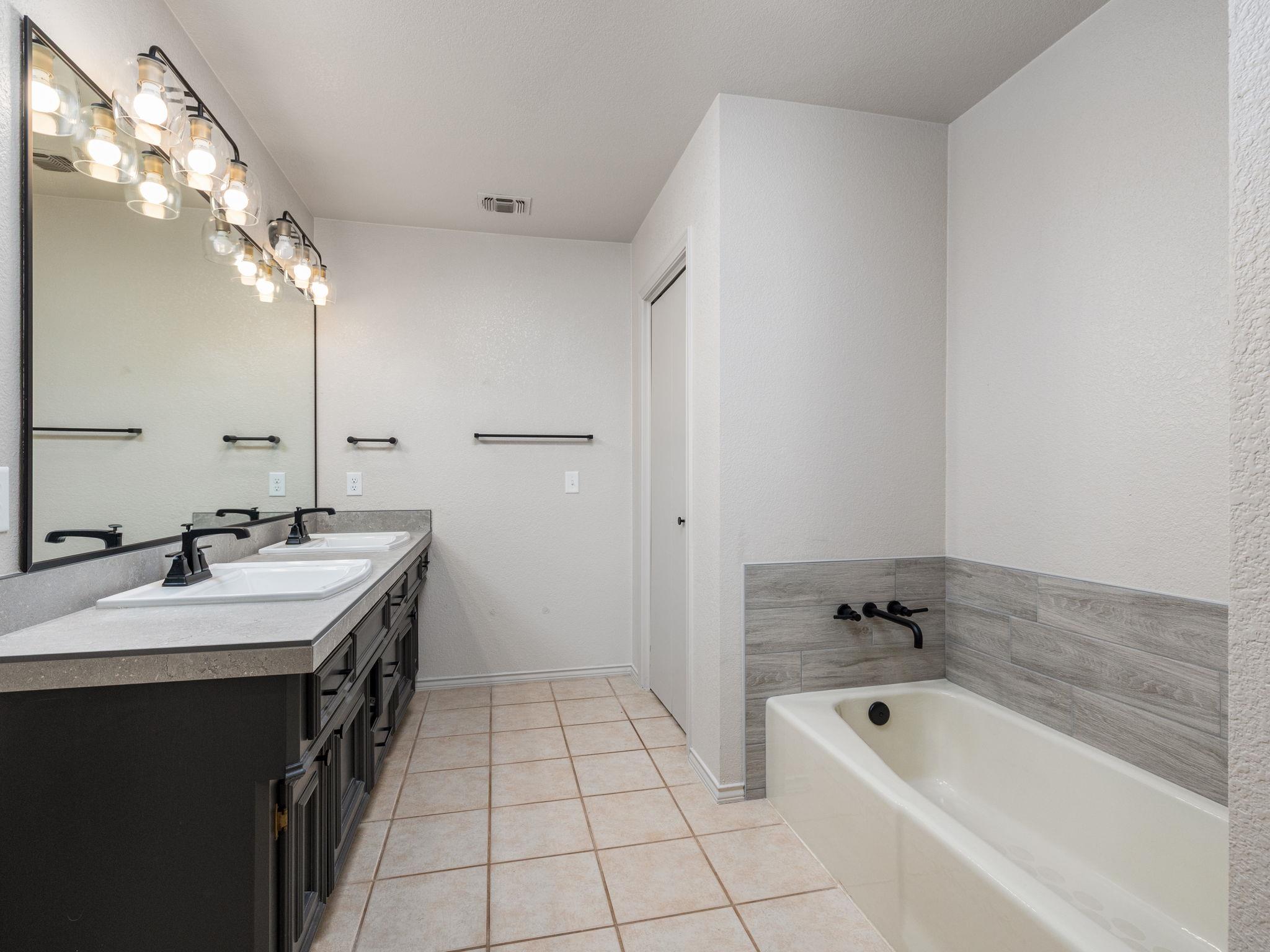 26 Fairway Ln, Meadowlakes, TX 78654