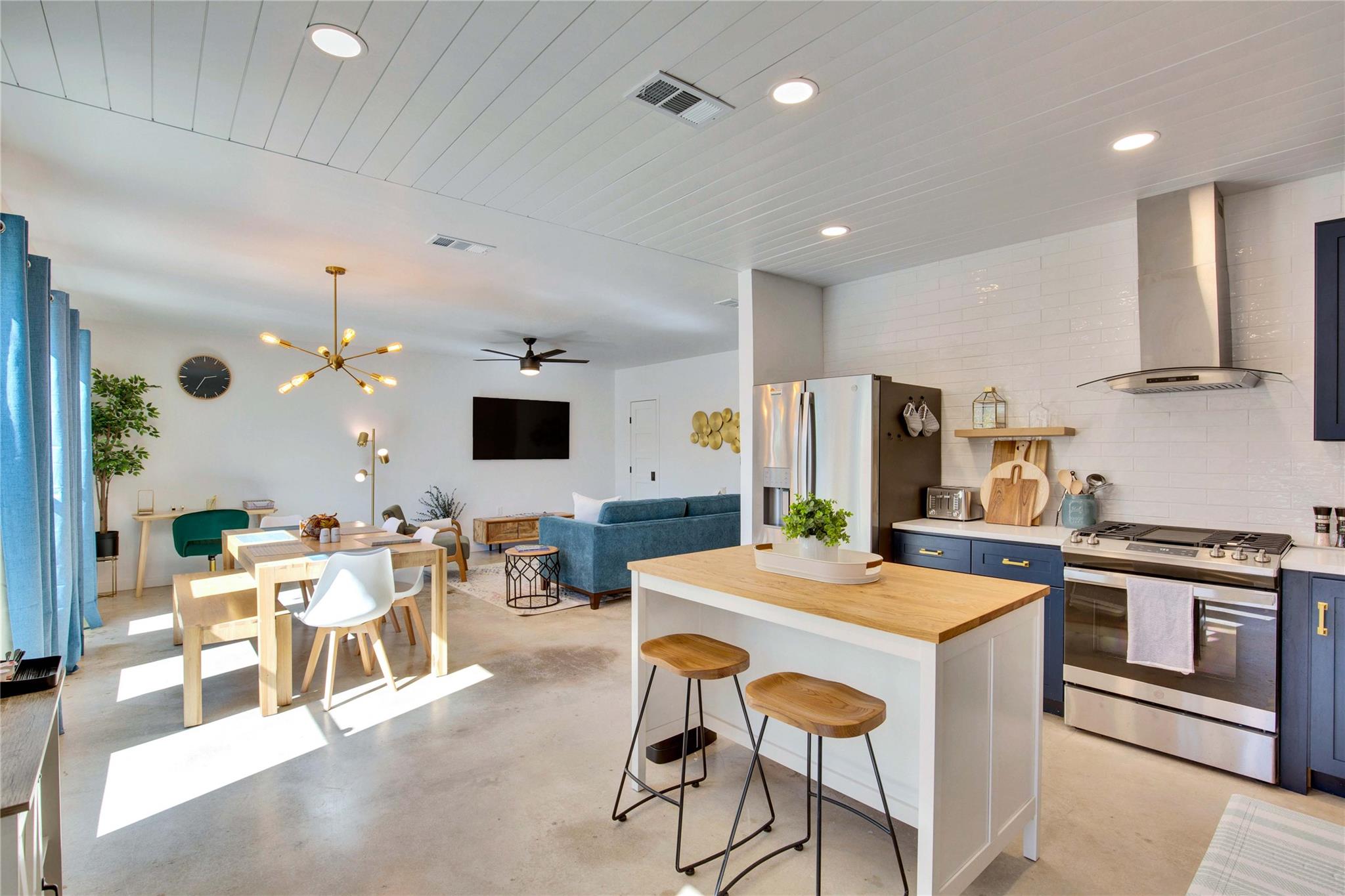 221 Hilltop Dr, Dripping Springs, TX 78620