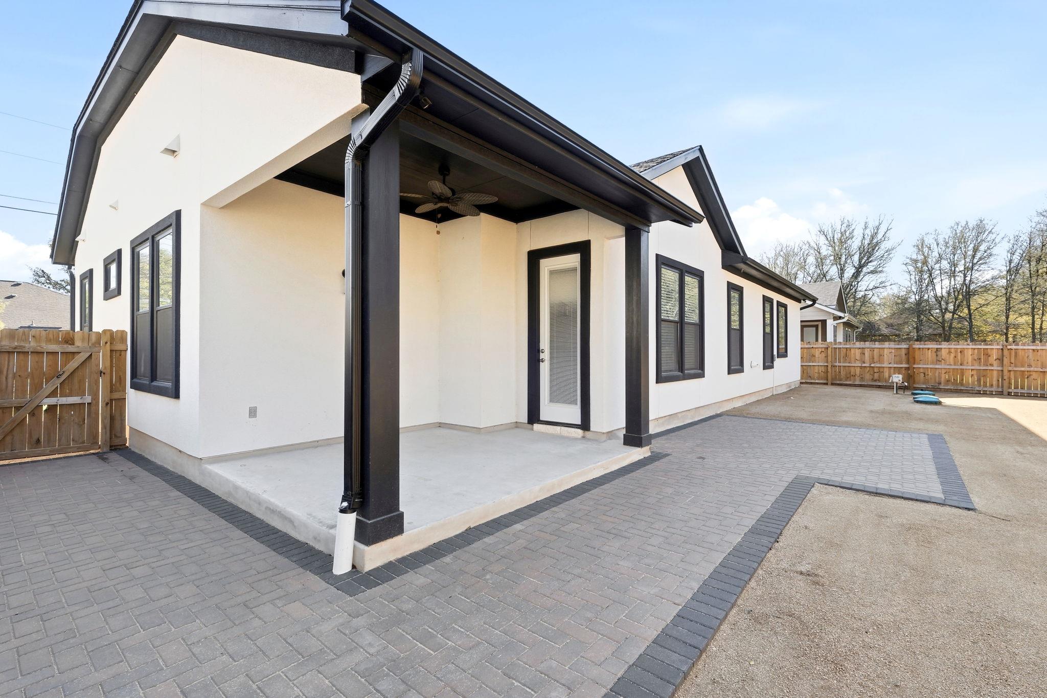 200 Waikakaaua Dr, Bastrop, TX 78602