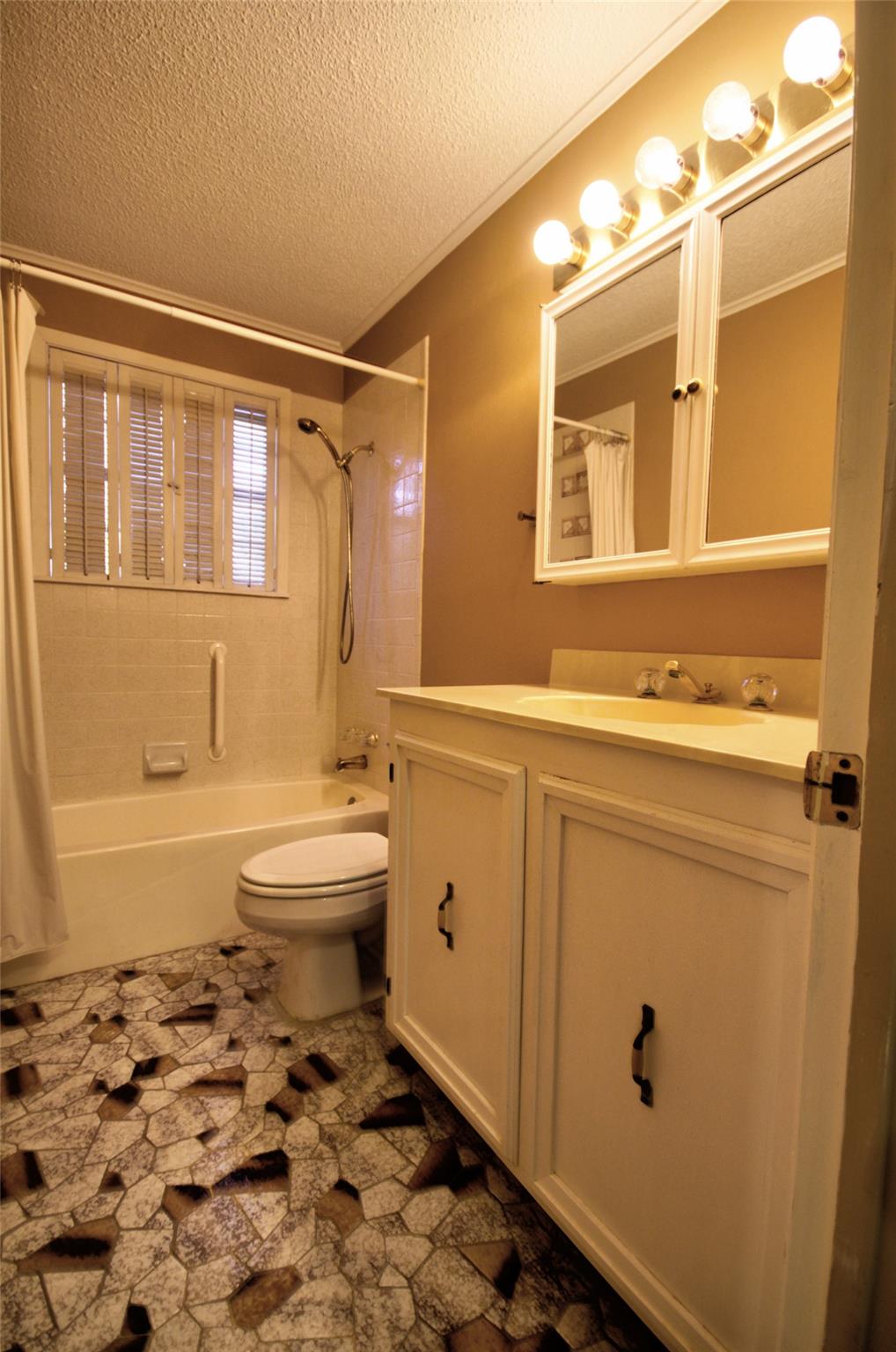 132 Offer Ln, Llano, TX 78643