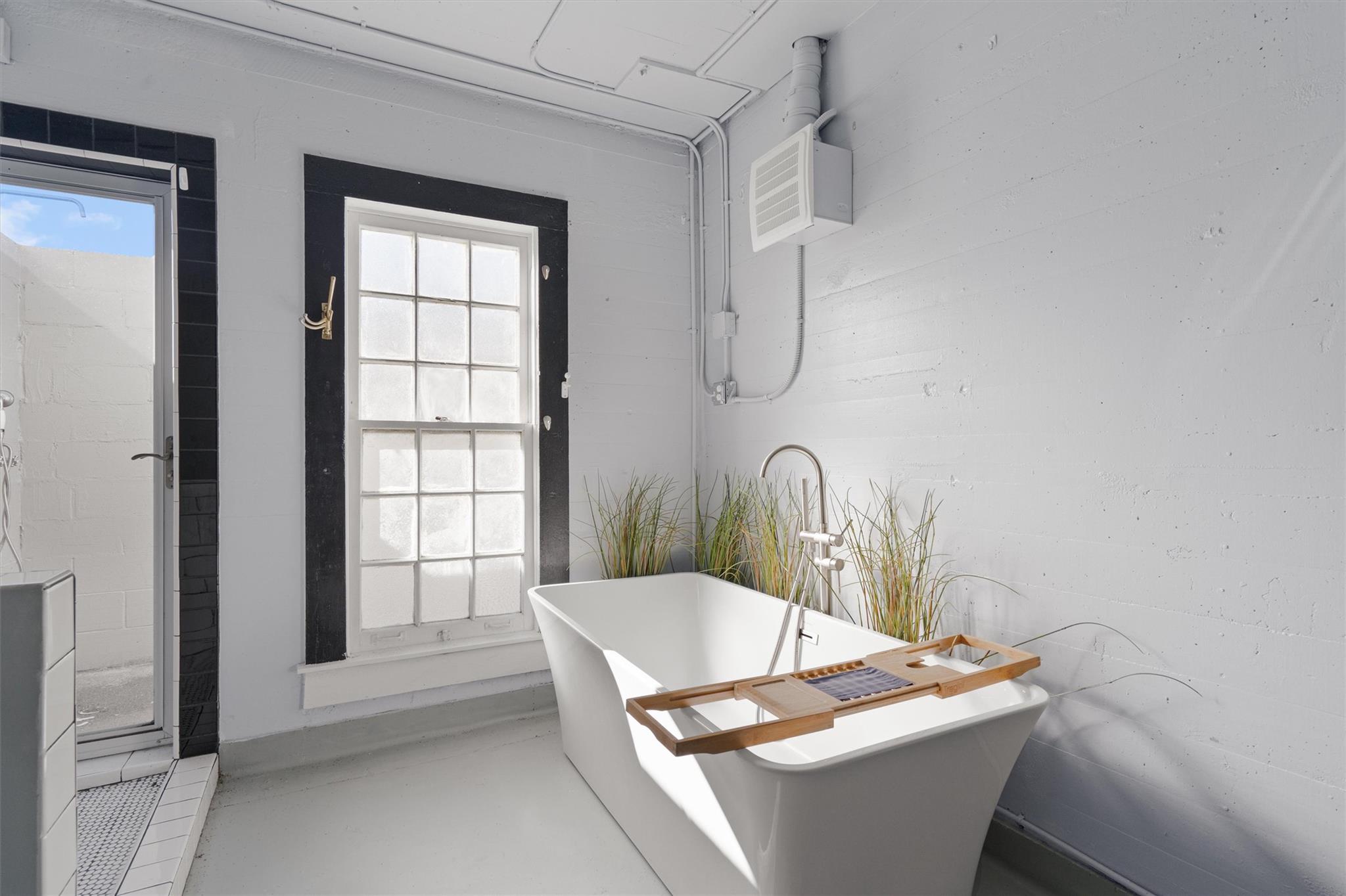 1102 Beech St, Taylor, TX 76574