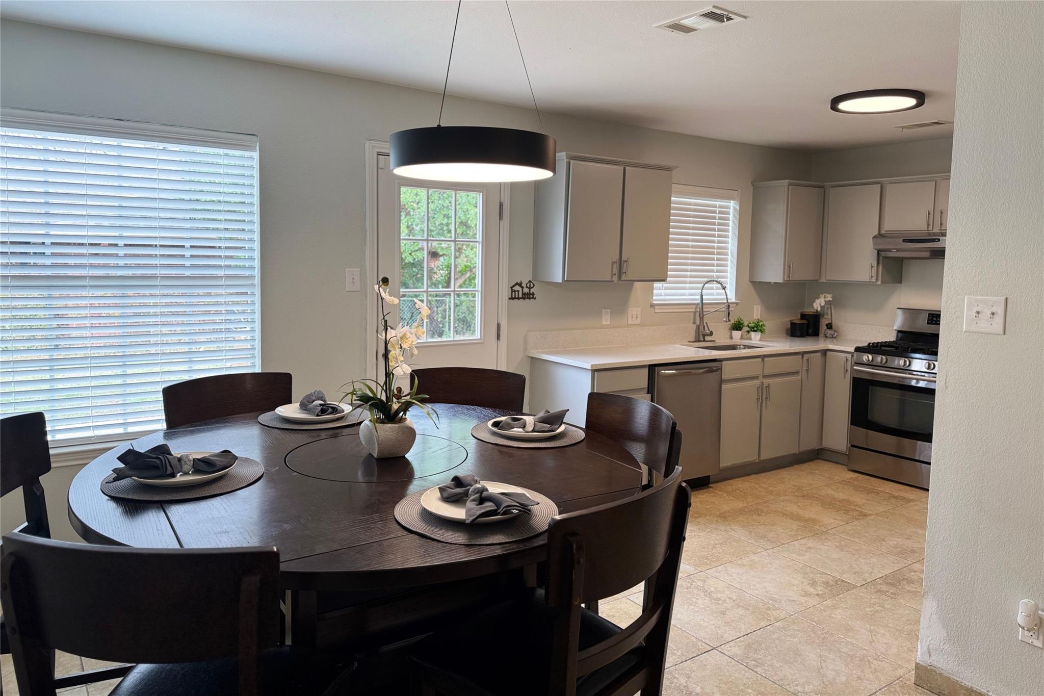 6300 Crumley Ln, Austin, TX 78741