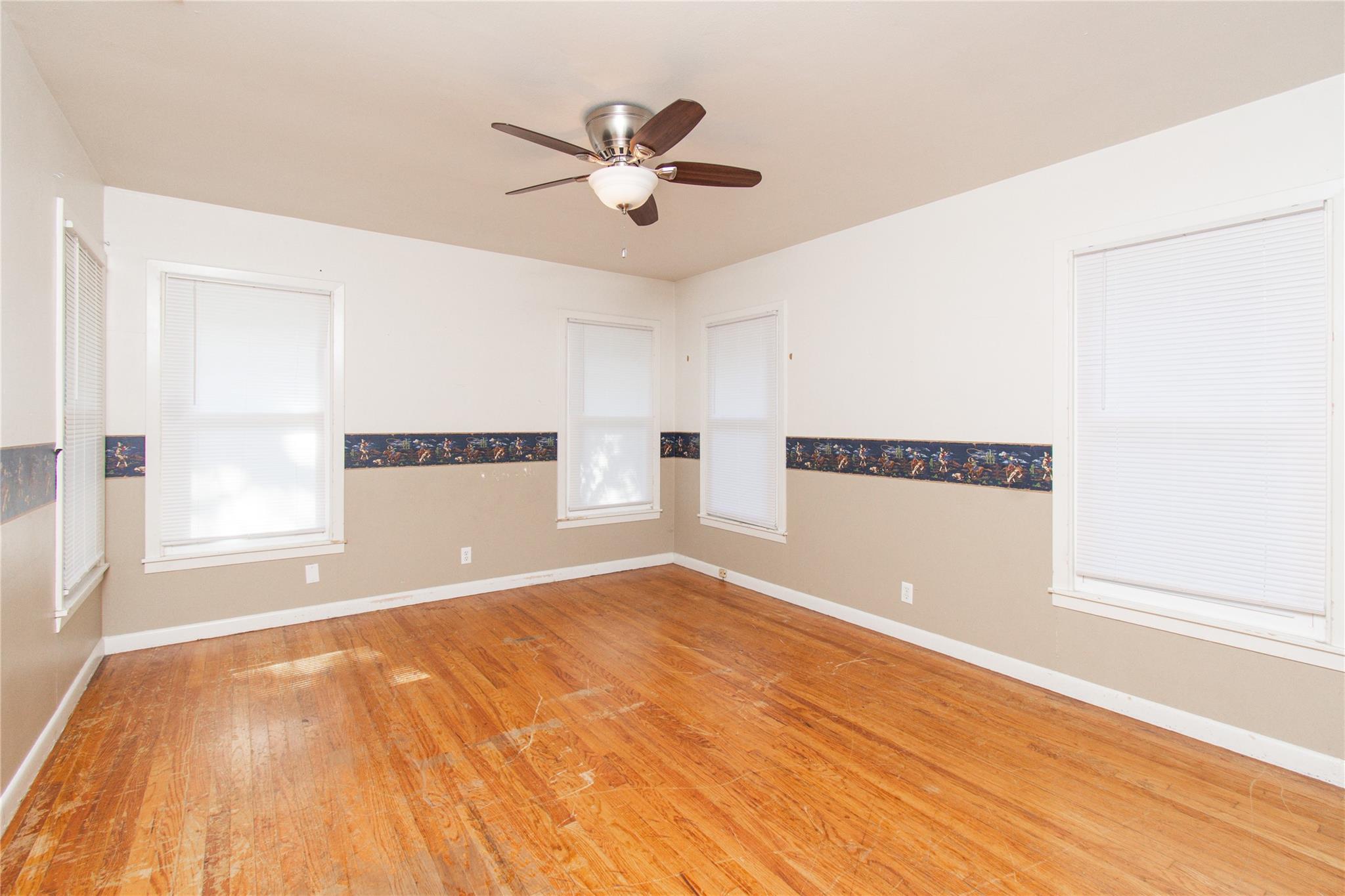 812 N Penelope St, Belton, TX 76513