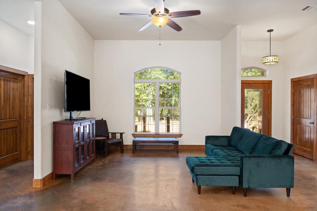 267 Corral Rd, Smithville, TX 78957