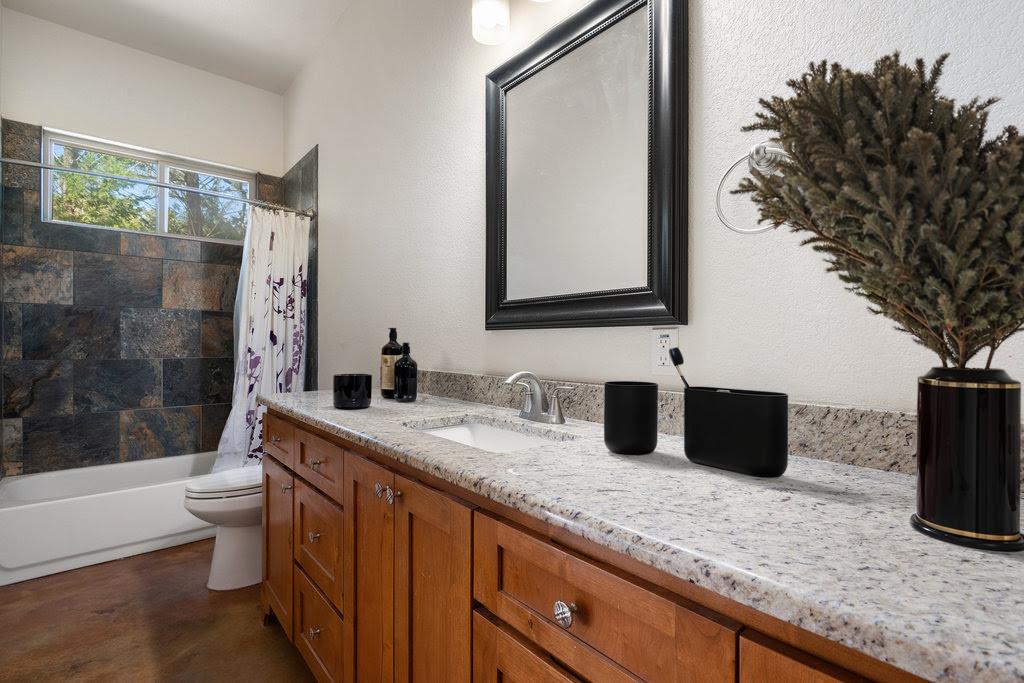 267 Corral Rd, Smithville, TX 78957