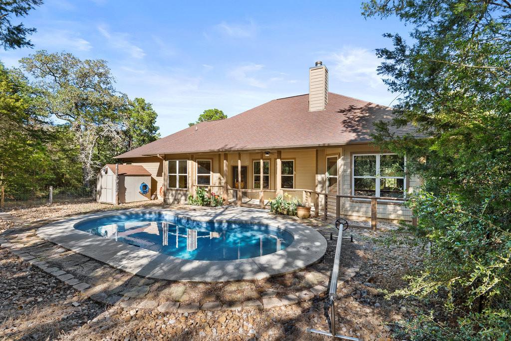 267 Corral Rd, Smithville, TX 78957