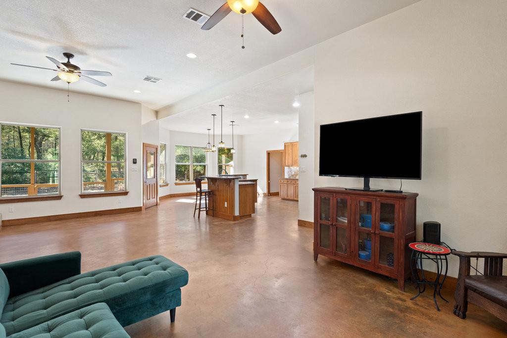 267 Corral Rd, Smithville, TX 78957