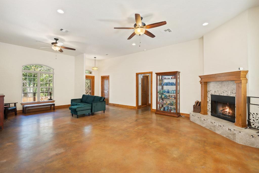 267 Corral Rd, Smithville, TX 78957