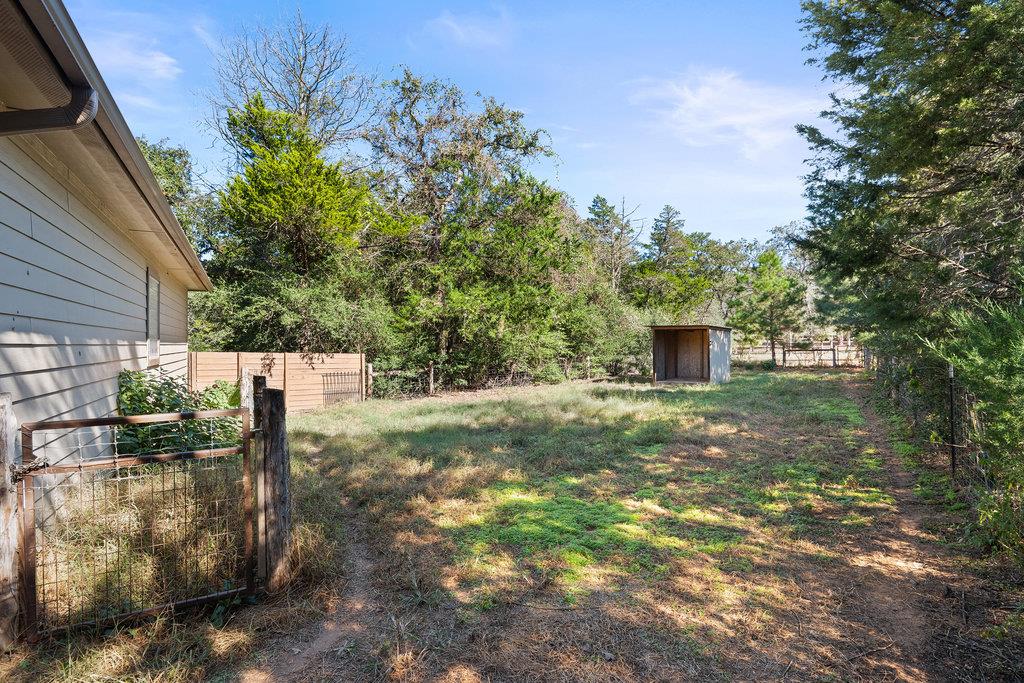 267 Corral Rd, Smithville, TX 78957
