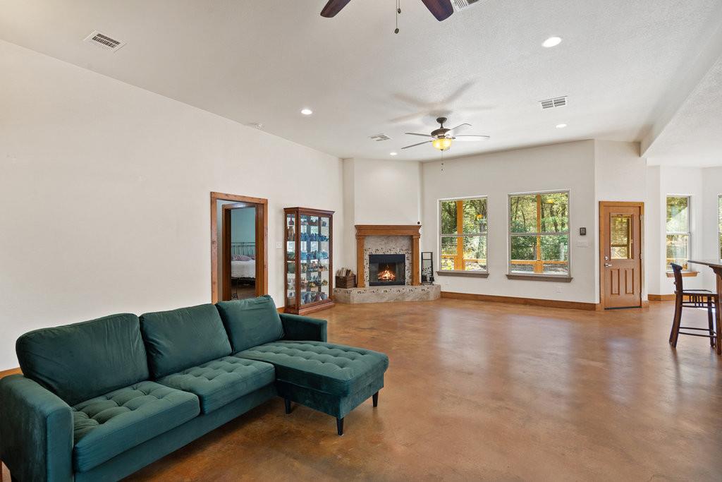 267 Corral Rd, Smithville, TX 78957