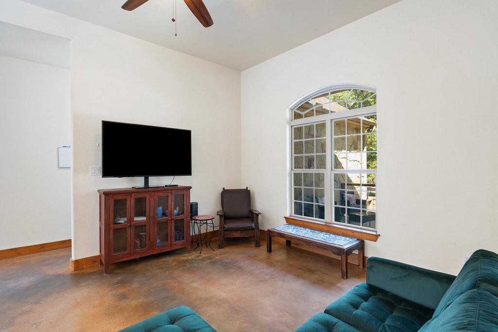 267 Corral Rd, Smithville, TX 78957