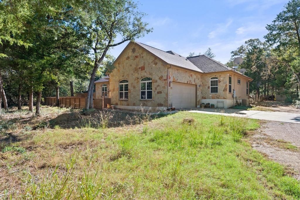 267 Corral Rd, Smithville, TX 78957