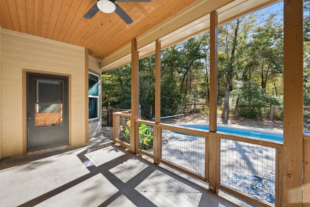 267 Corral Rd, Smithville, TX 78957