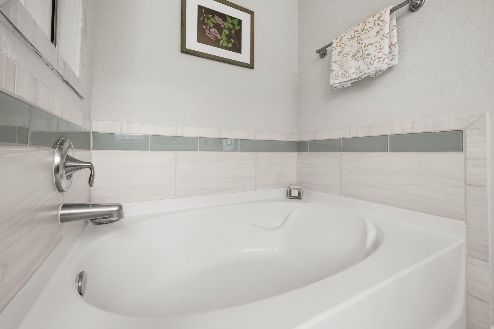 21824 Rock Wren Rd, Spicewood, TX 78669