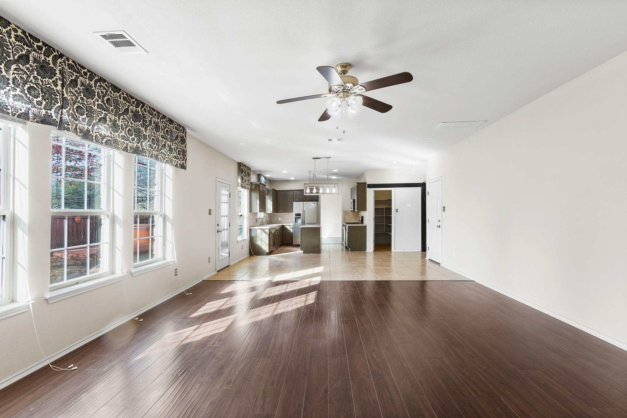 125 Hometown Pkwy, Kyle, TX 78640