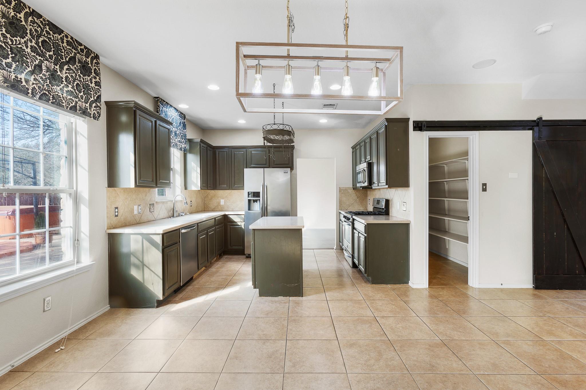 125 Hometown Pkwy, Kyle, TX 78640