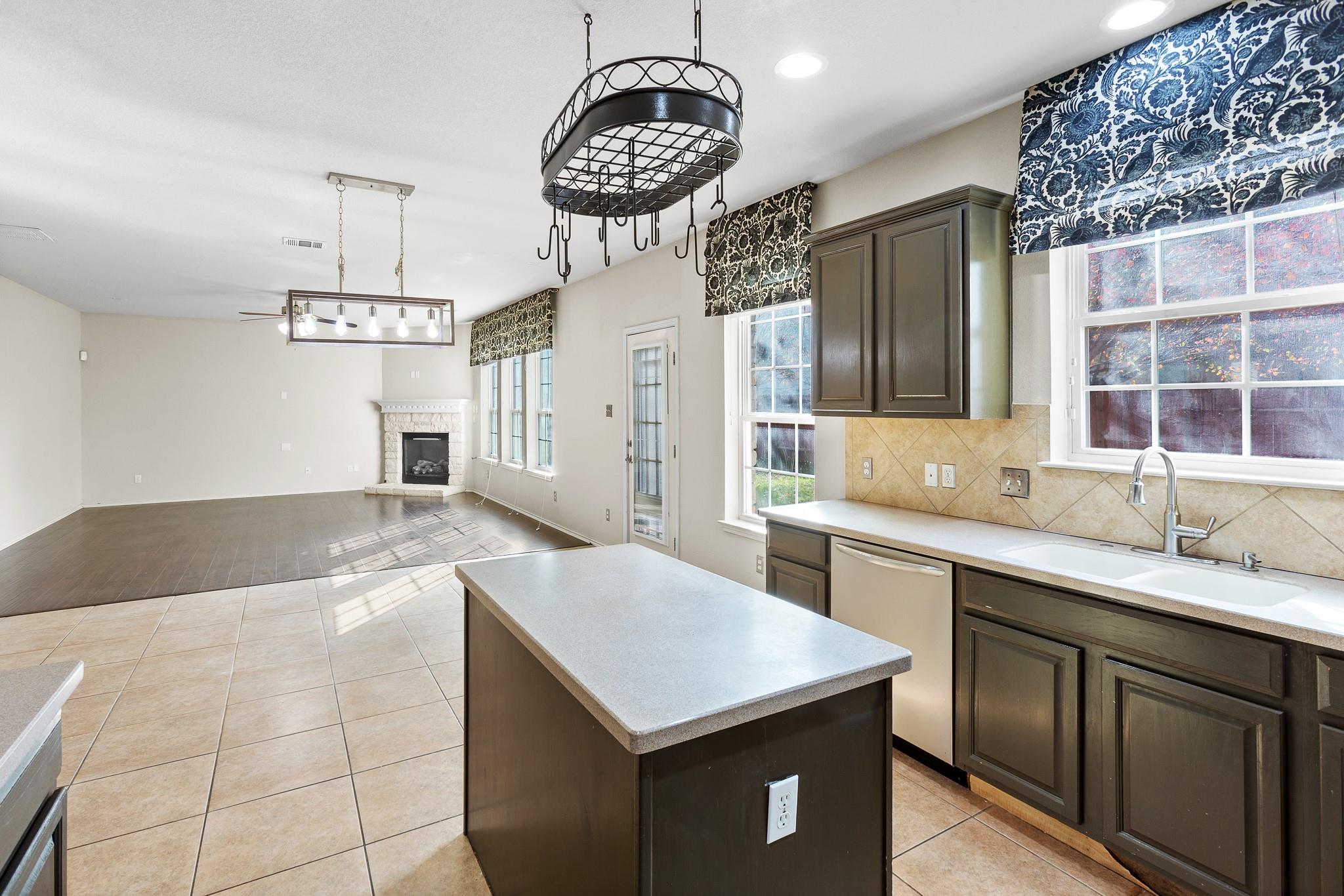 125 Hometown Pkwy, Kyle, TX 78640