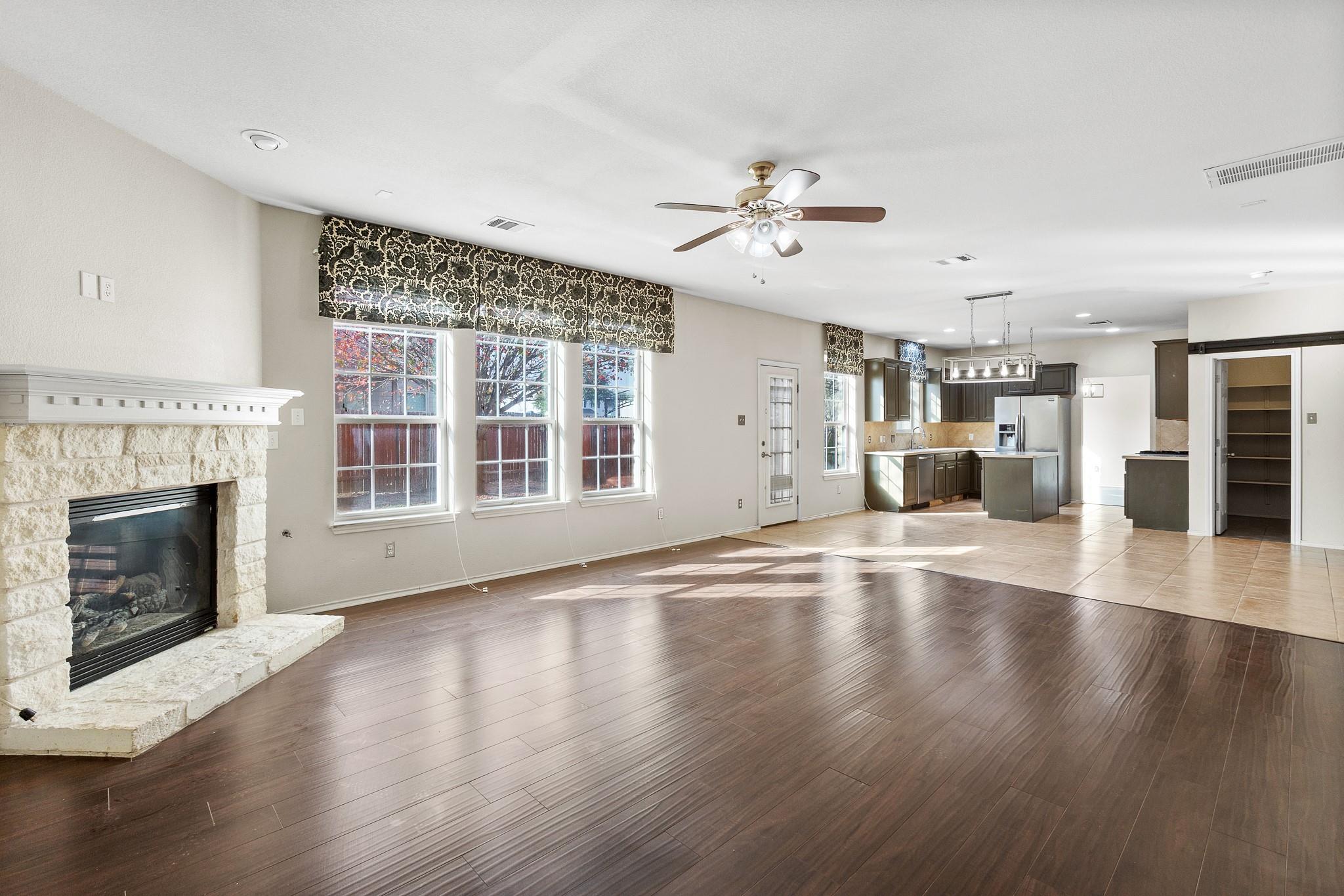 125 Hometown Pkwy, Kyle, TX 78640