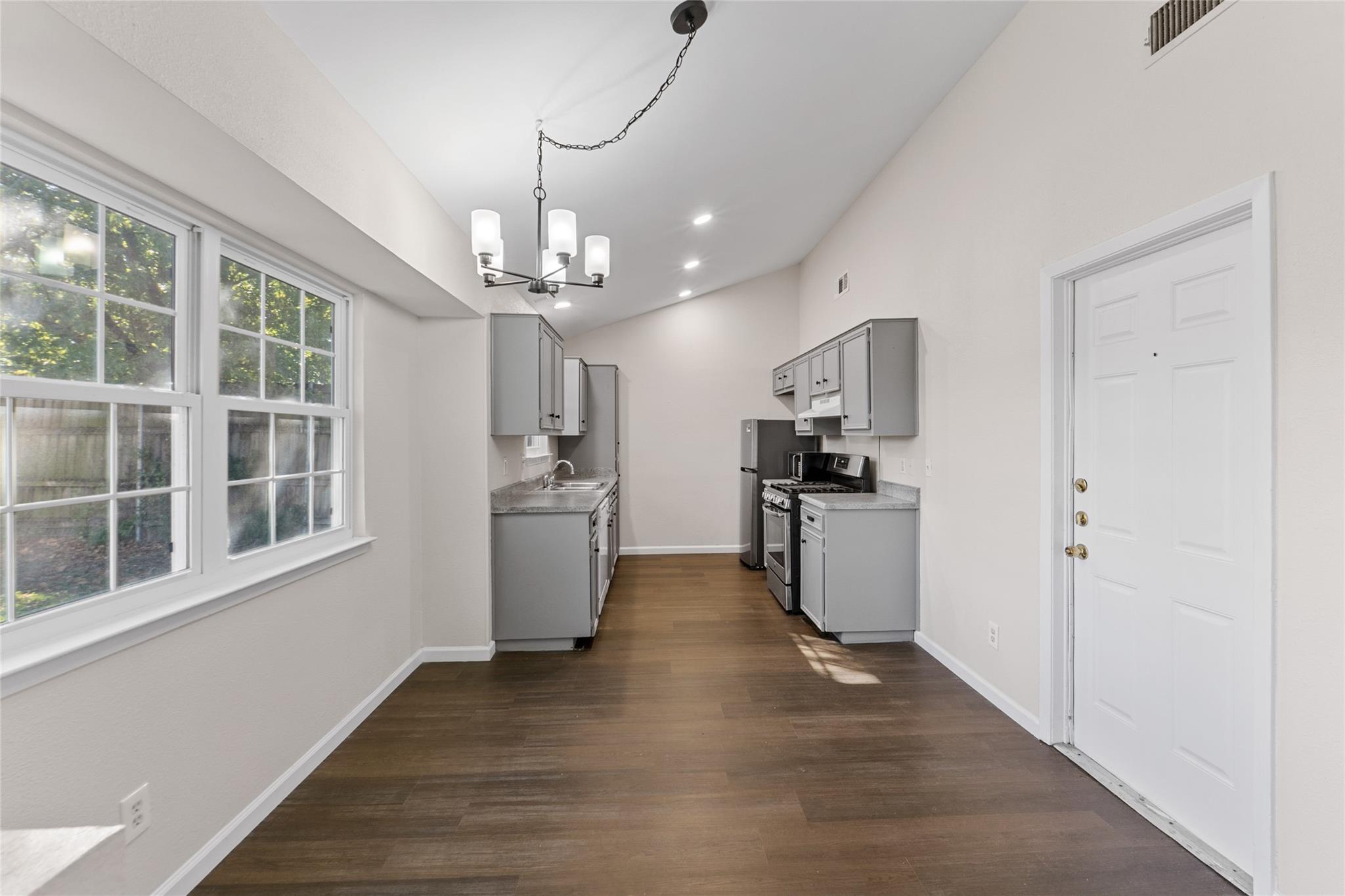 903 E Logan St E, Round Rock, TX 78664