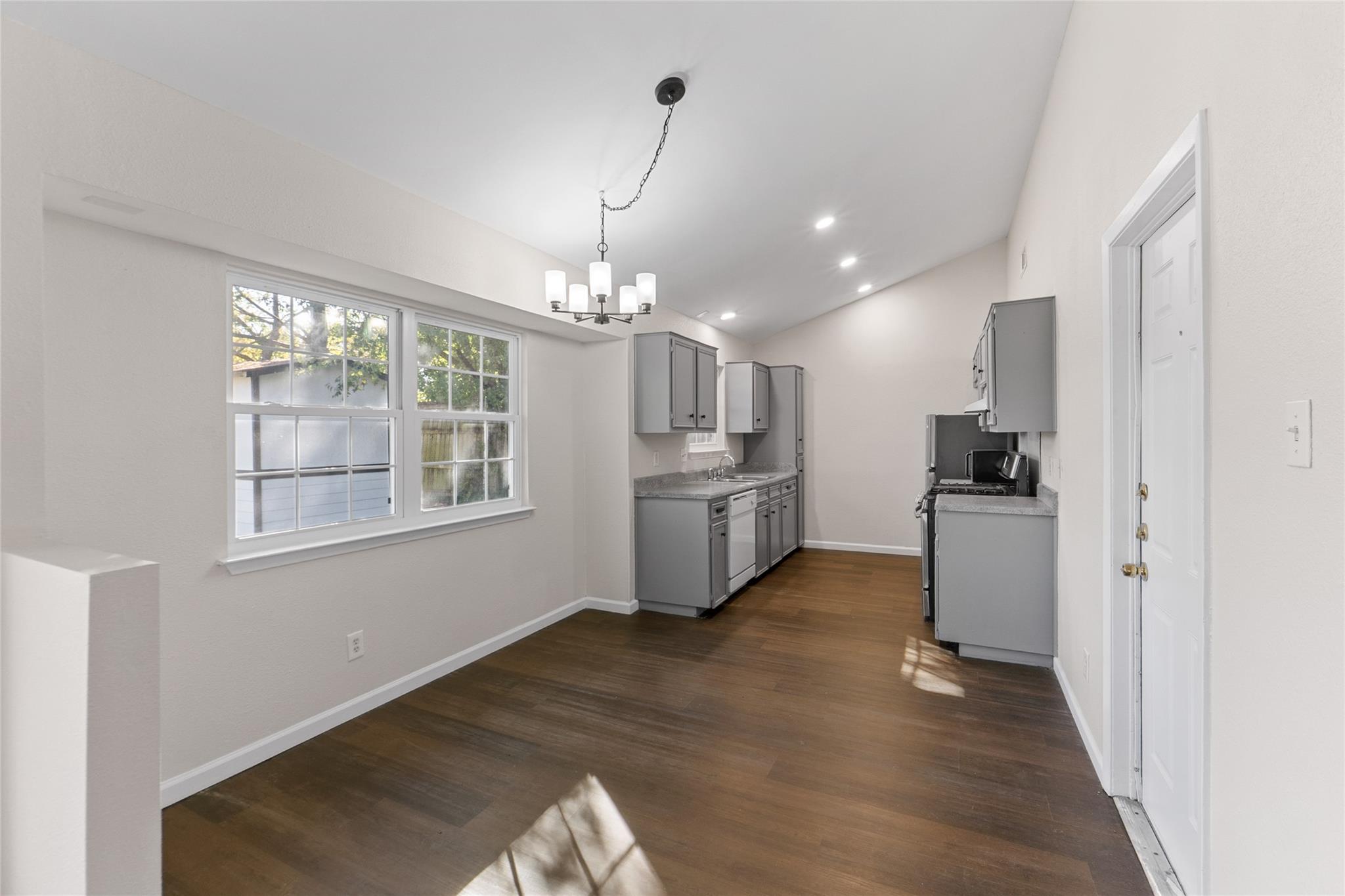 903 E Logan St E, Round Rock, TX 78664