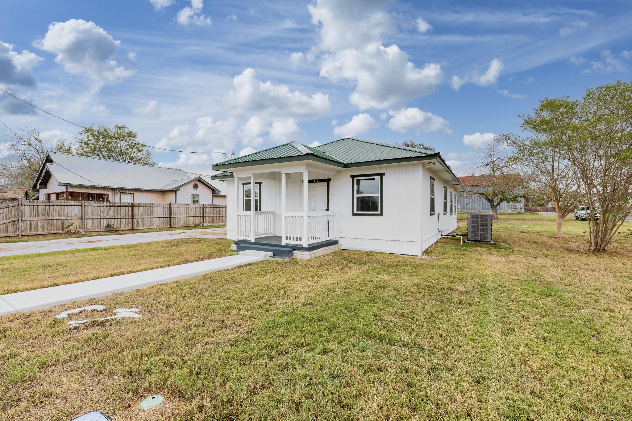 610 N Fair St, Gonzales, TX 78629