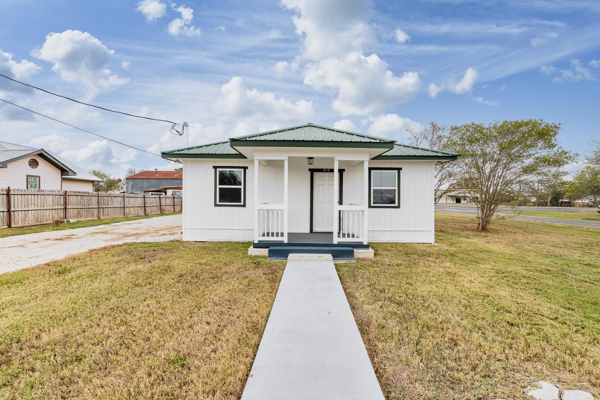 610 N Fair St, Gonzales, TX 78629