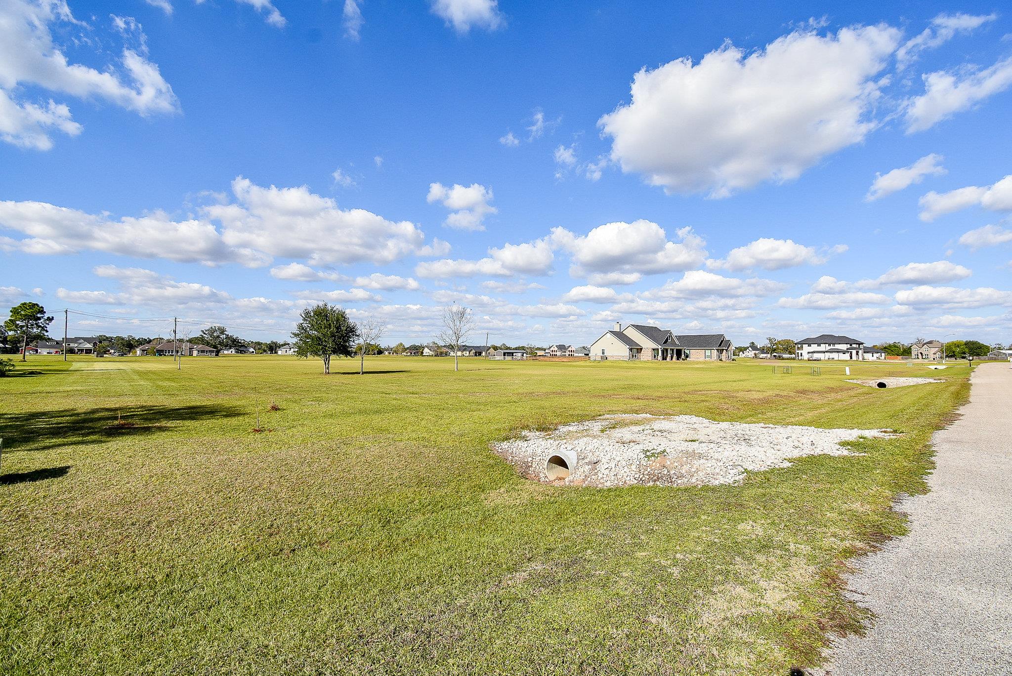 702 Comanche Trail Dr, Rosharon, TX 77583